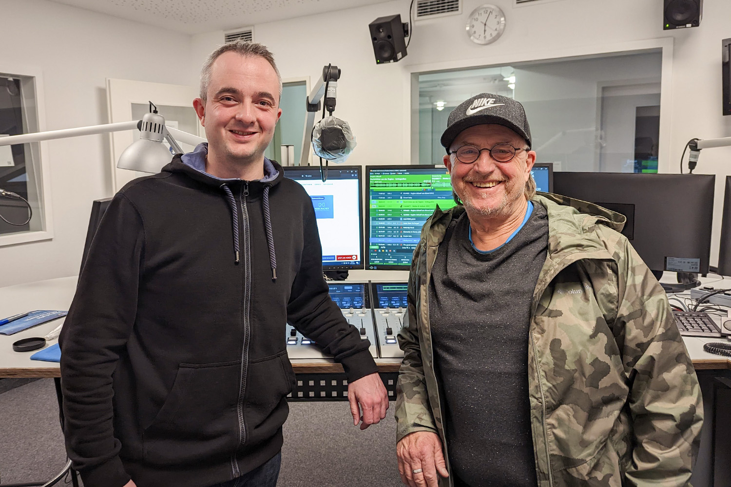 Markus Hörster und Schauspieler Martin Semmelrogge im Studio von Radio Okerwelle in Braunschweig