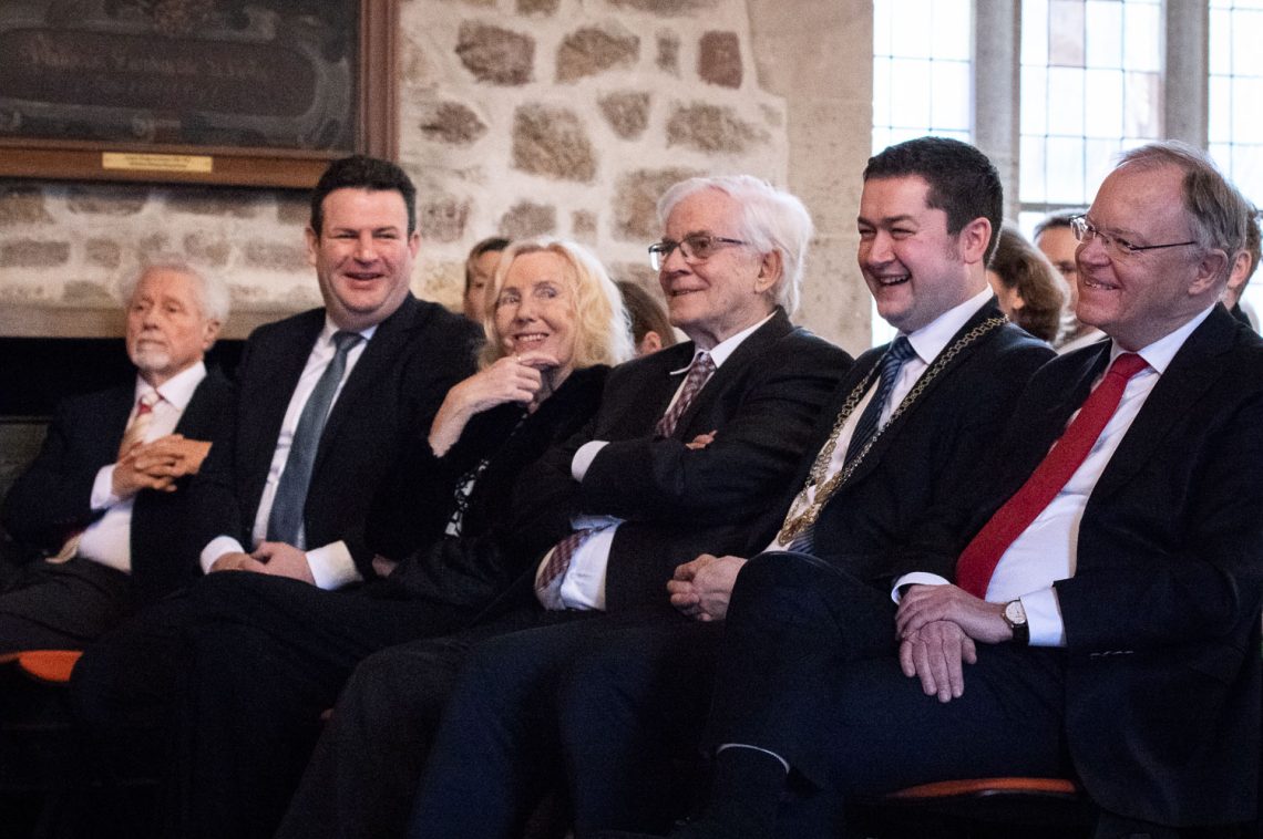 Wilhelm Polte, Hubertus Heil, Gerhard Glogowski, Thorsten Kornblum und Stephan Weil beim Festakt zum 80. Geburtstag von Gerhard Glogowski in der Dornse des Altstadtrathauses in Braunschweig